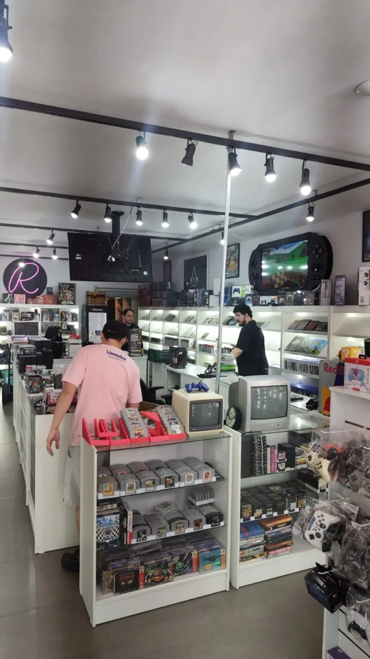 Salão da Retroteka com vitrines de jogos e consoles.