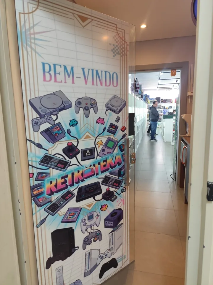 Porta de entrada ilustrada que leva ao acervo da Retroteka.